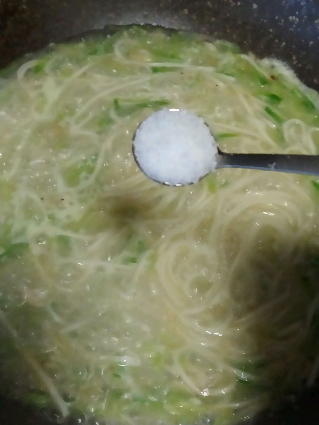 预防感冒的萝卜丝面条汤