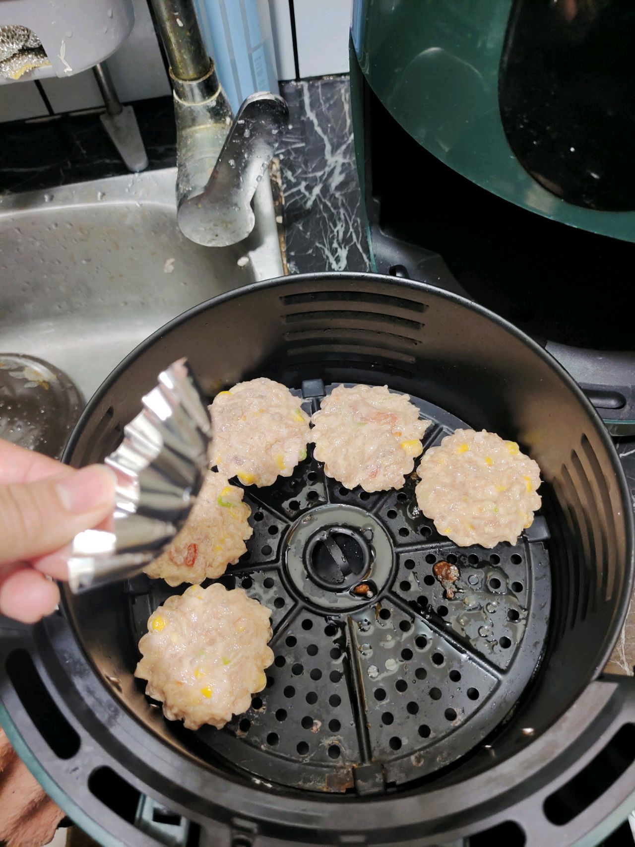 玉米粒鲜虾肉饼