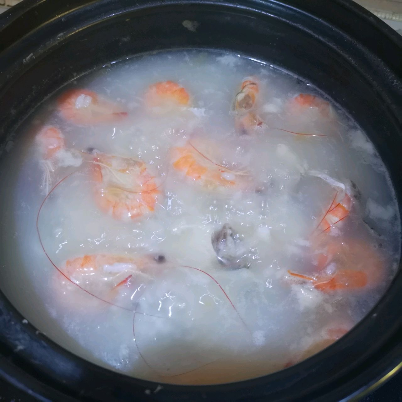 鱼腩鲜虾砂锅粥