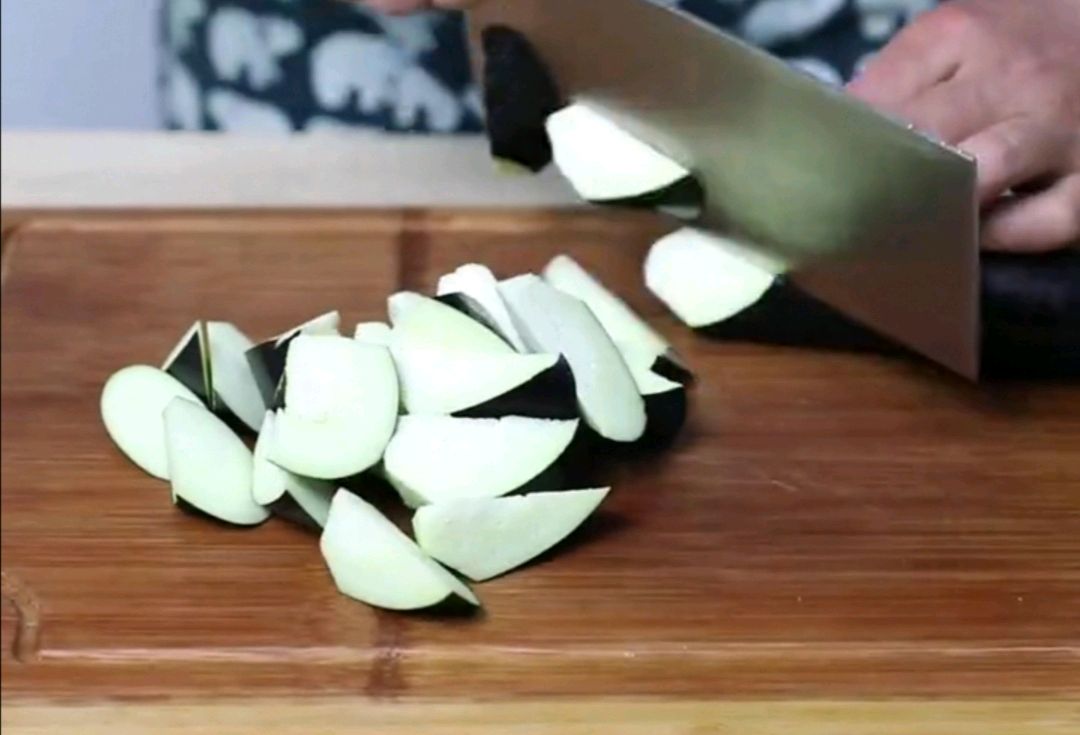 鱼香茄子，这么做，孩子都抢着吃。