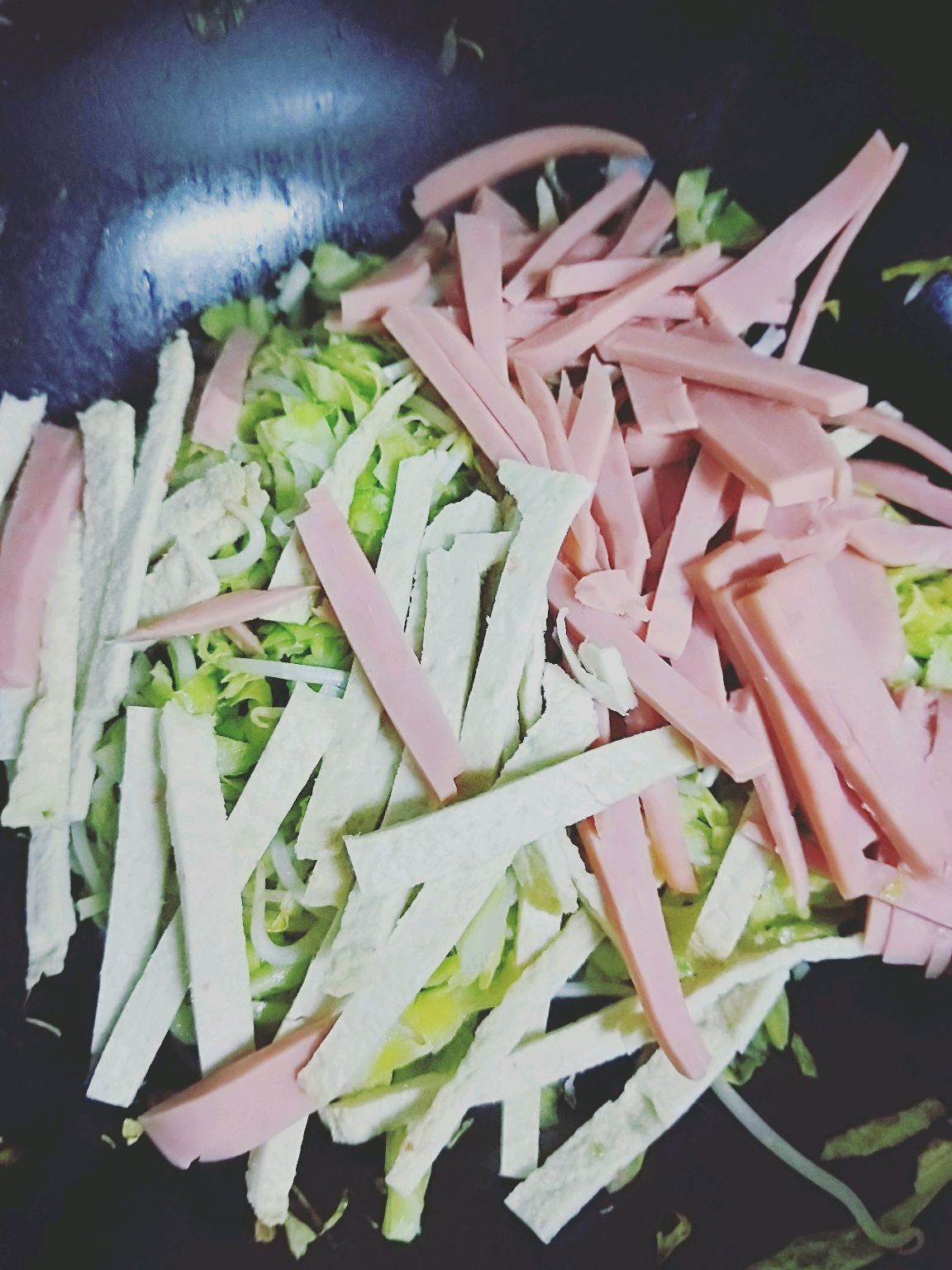 圆白菜炒火腿鱼饼