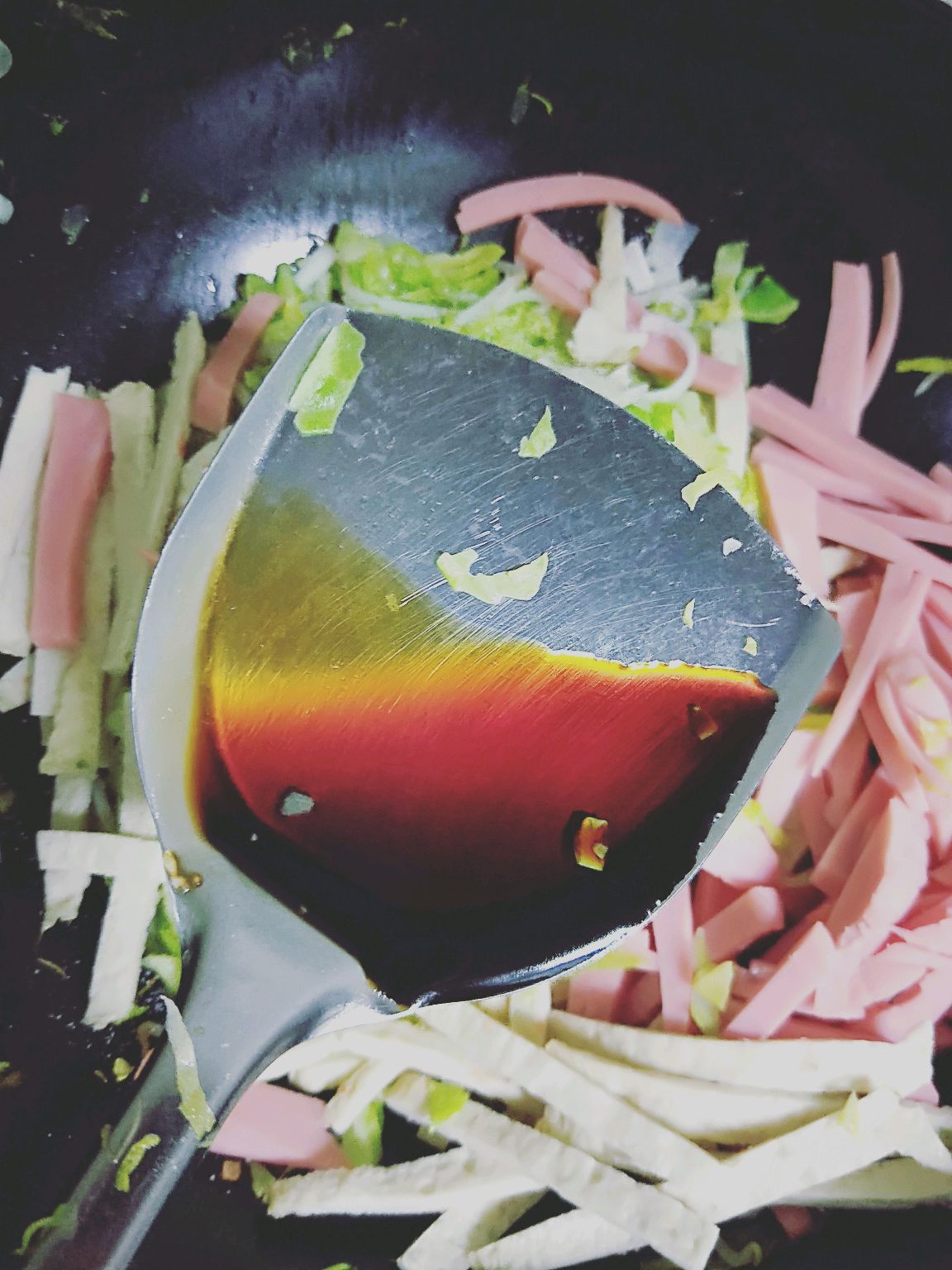 圆白菜炒火腿鱼饼