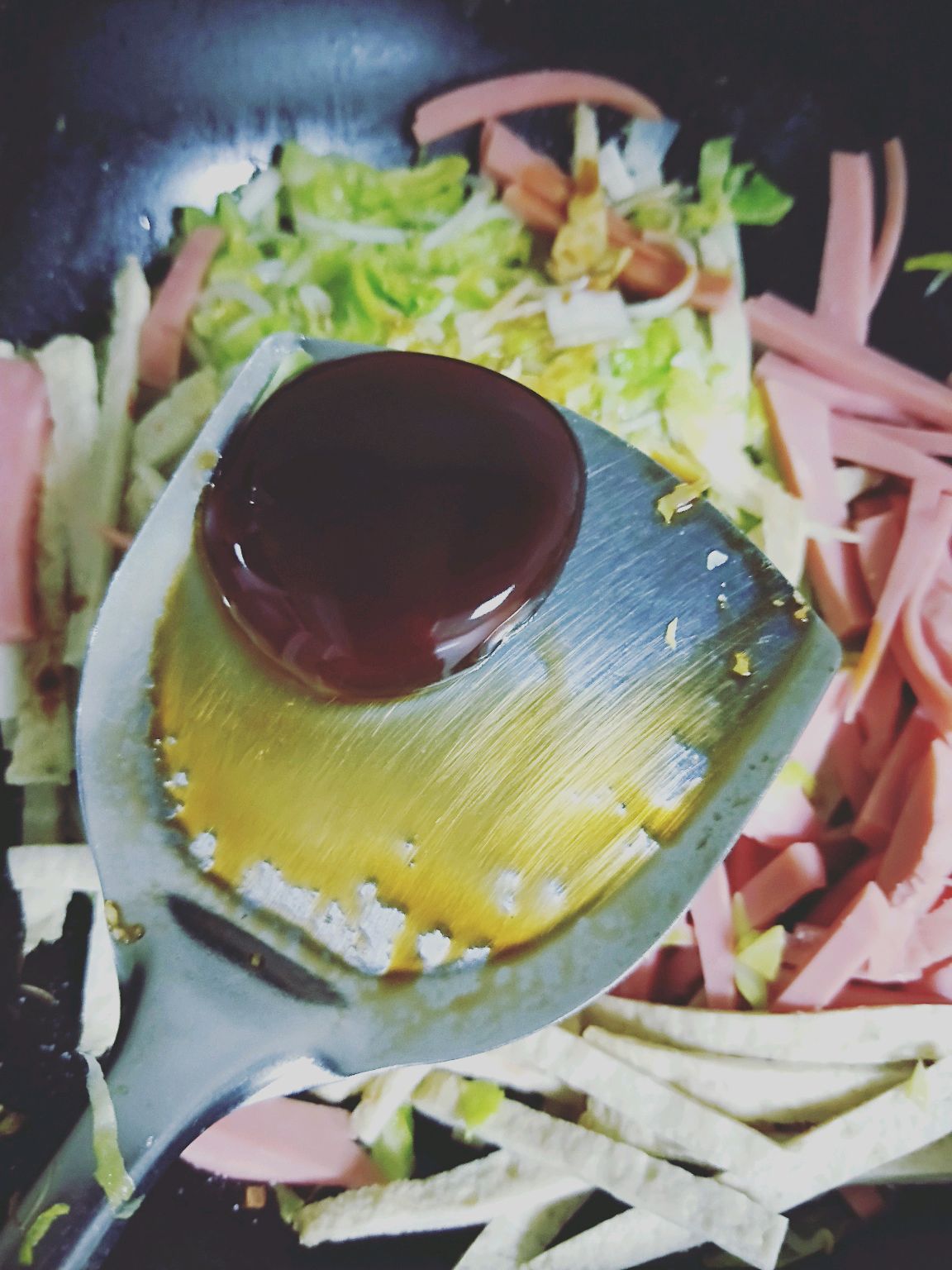 圆白菜炒火腿鱼饼