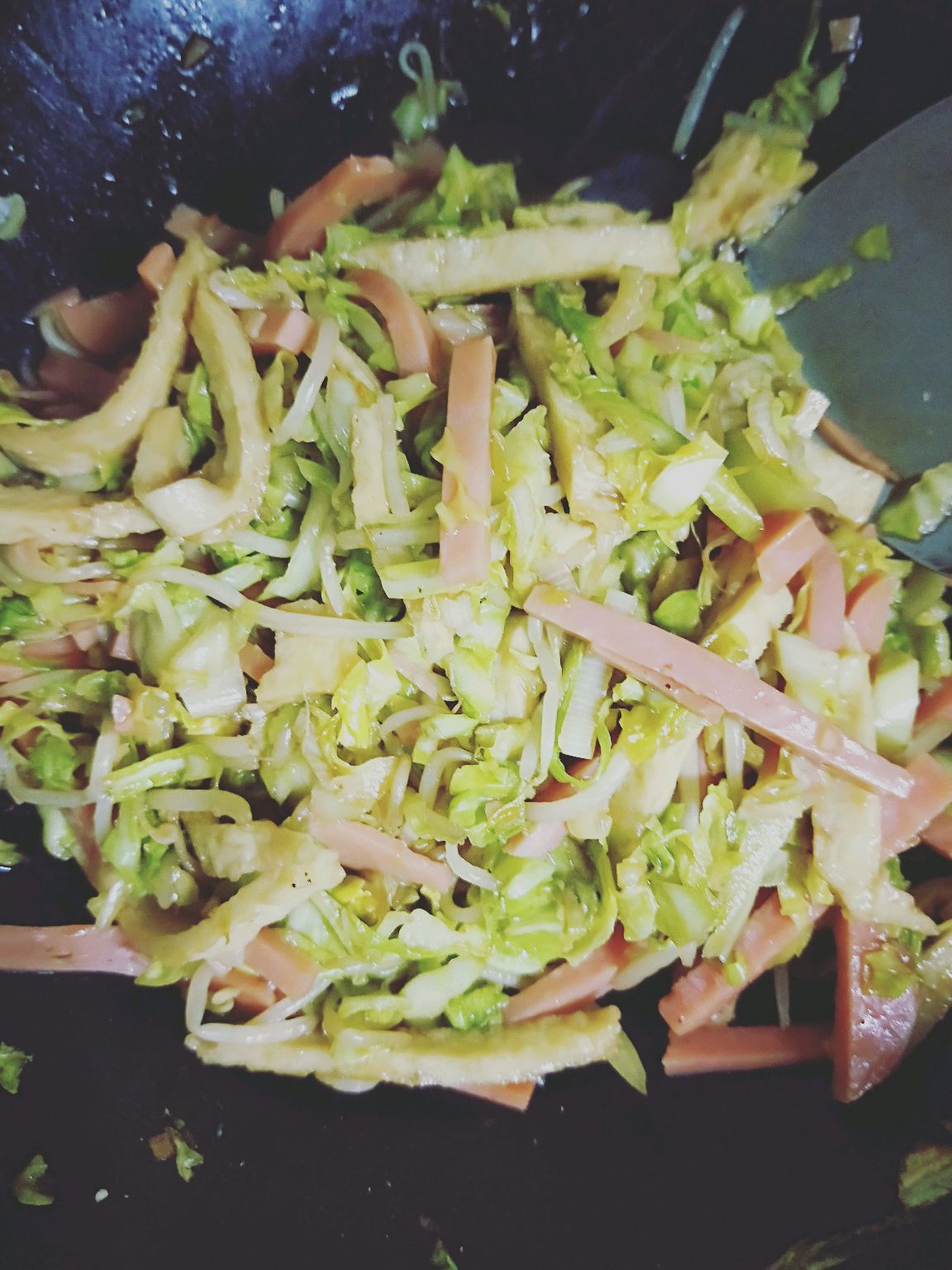 圆白菜炒火腿鱼饼