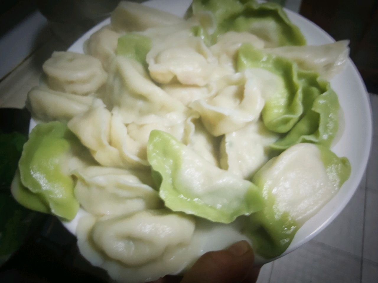 原汁原味的双色芹菜饺子