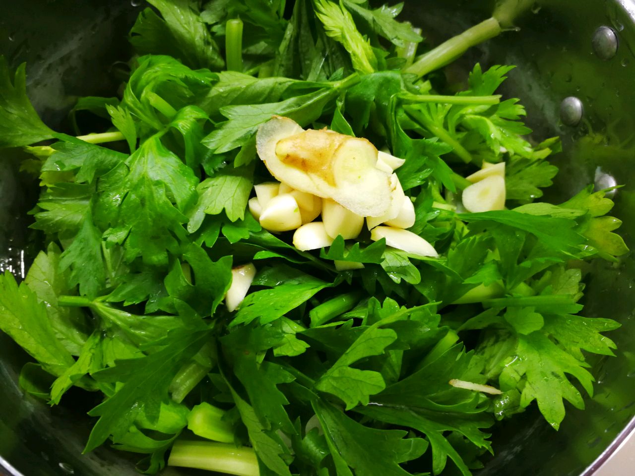 原汁原味的香芹爆鱿鱼