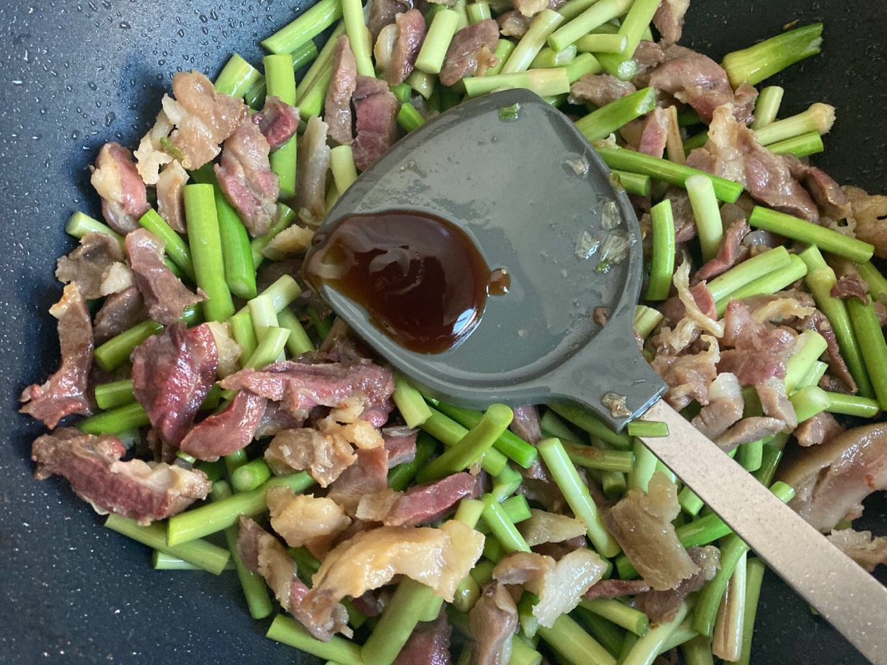 云腿肉炒蒜薹