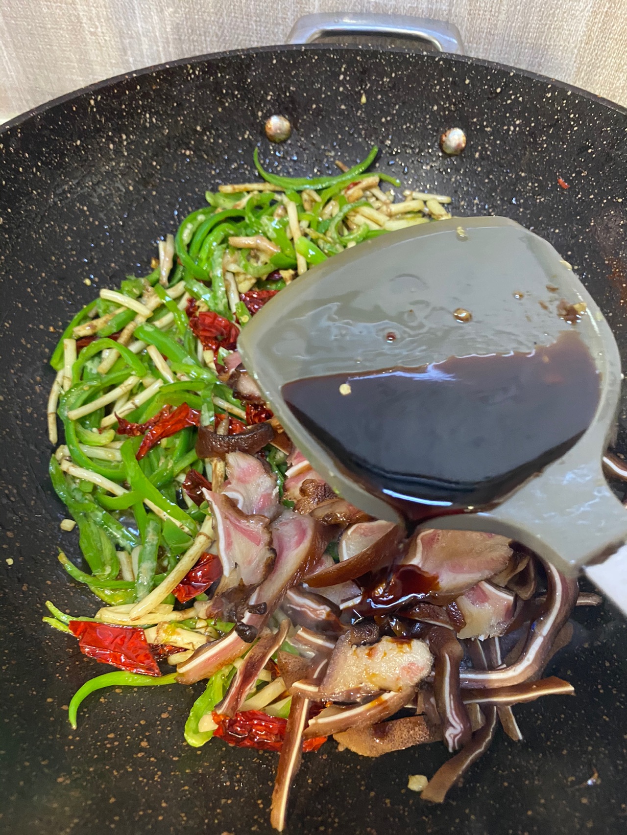折耳根炒腊猪耳朵