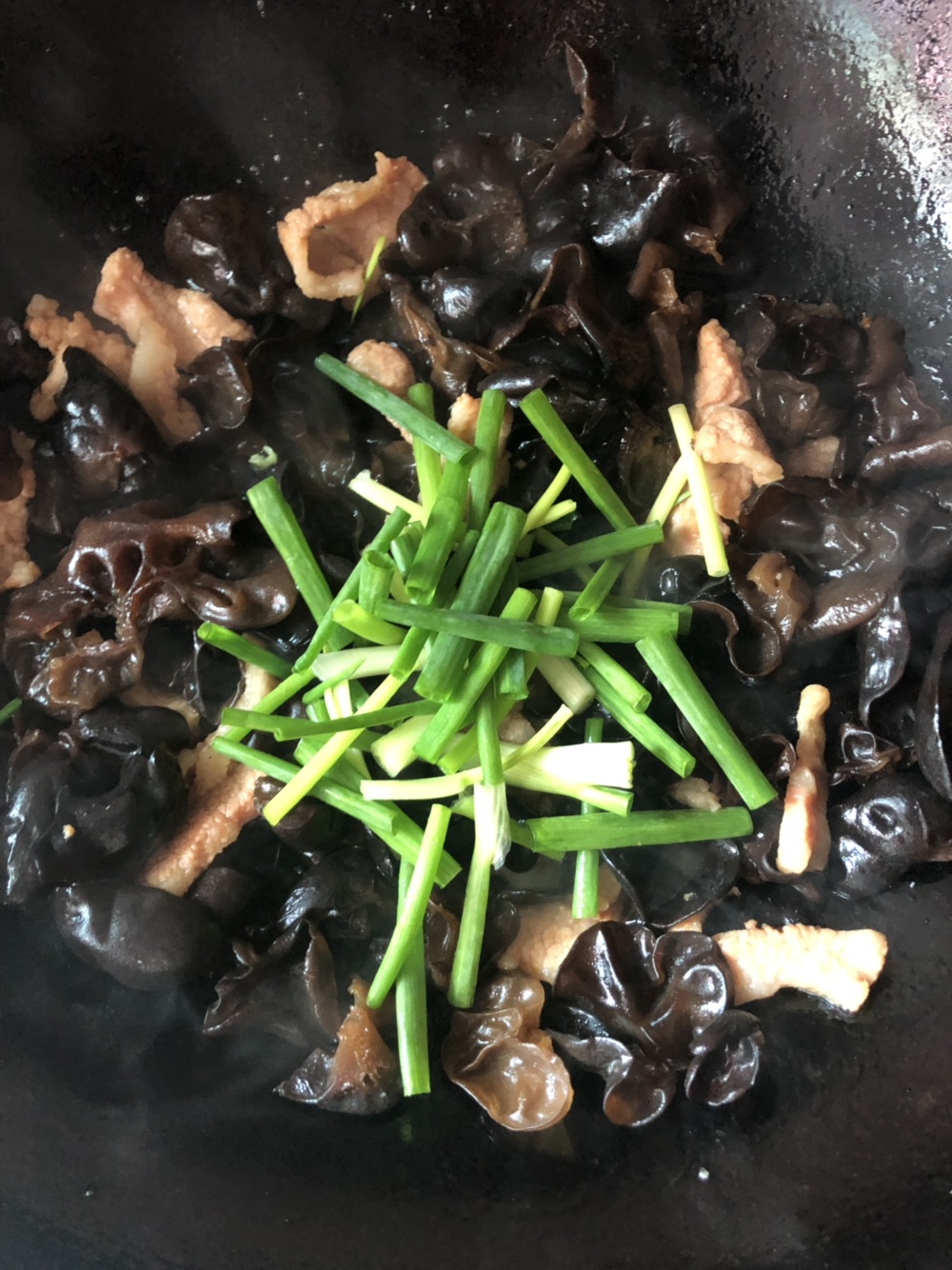 猪颈肉炒木耳