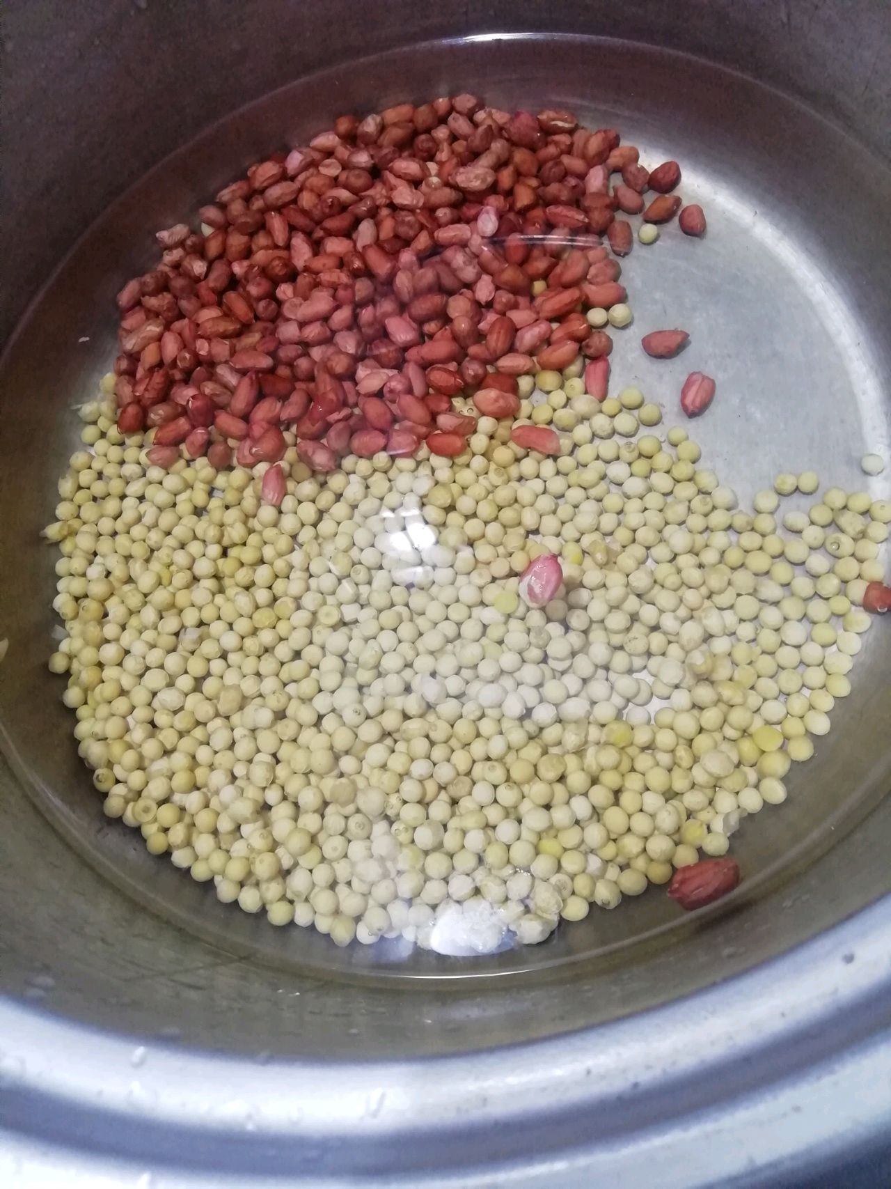 猪皮炖黄豆花生汤