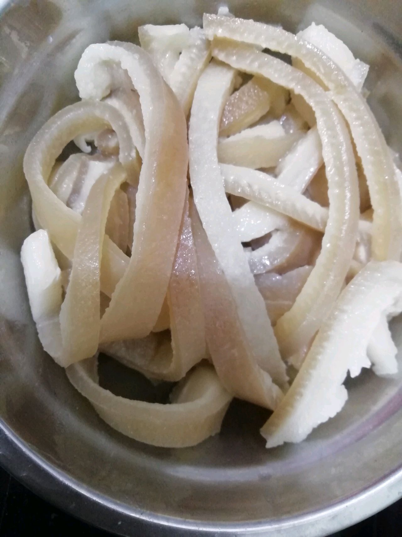 猪皮炖黄豆花生汤