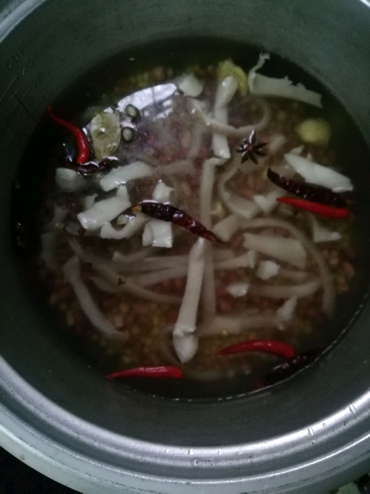 猪皮炖黄豆花生汤