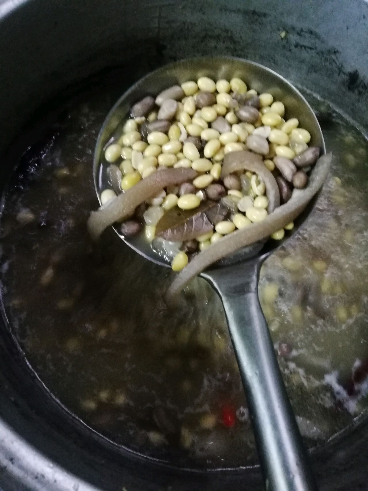 猪皮炖黄豆花生汤