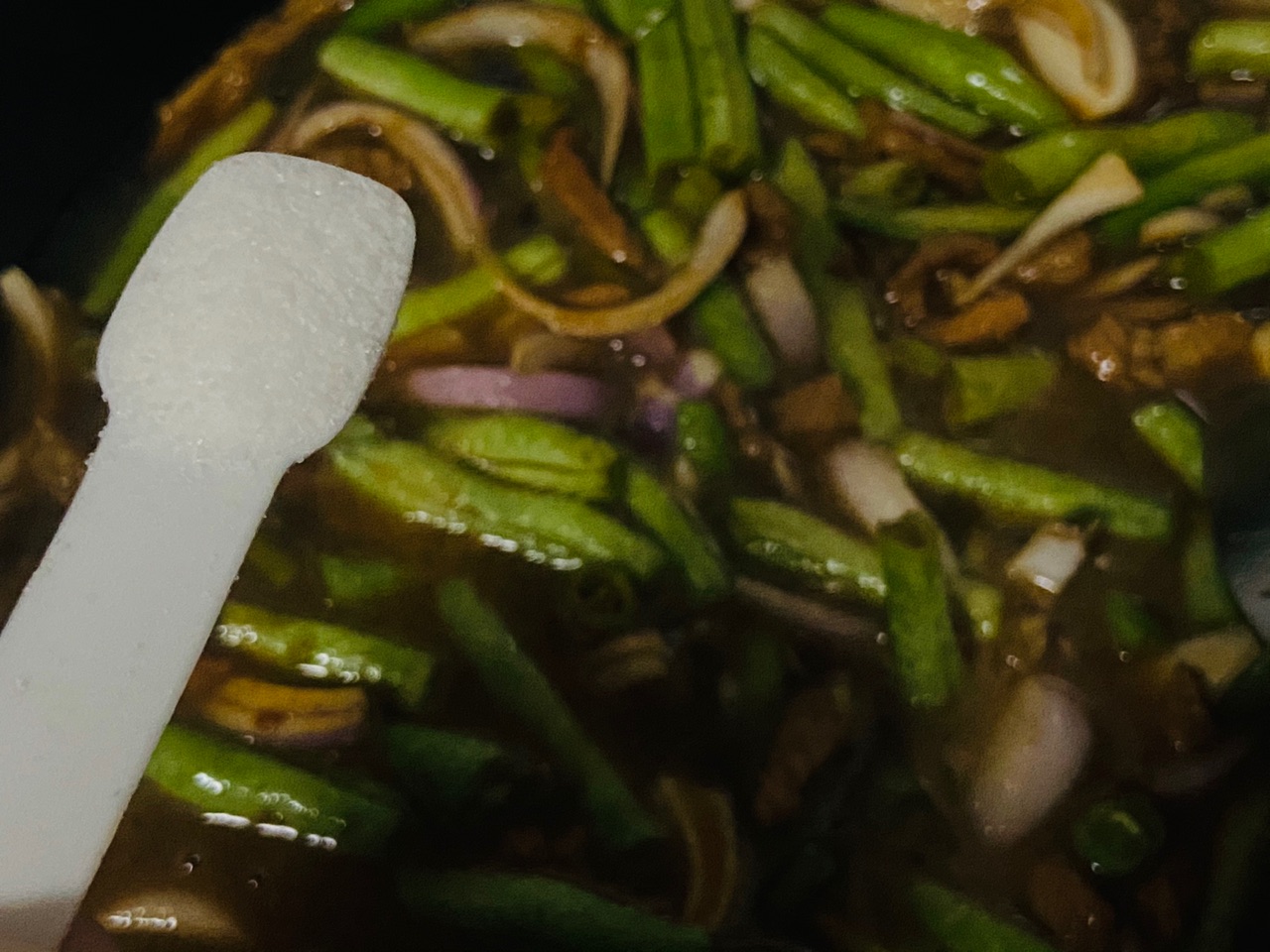 猪肉四季豆洋葱闷面