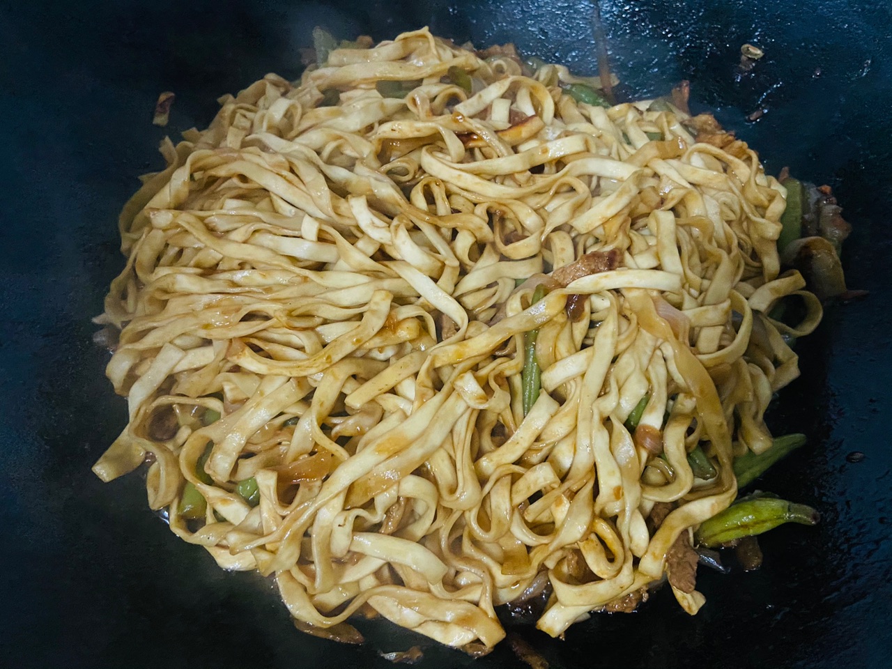 猪肉四季豆洋葱闷面