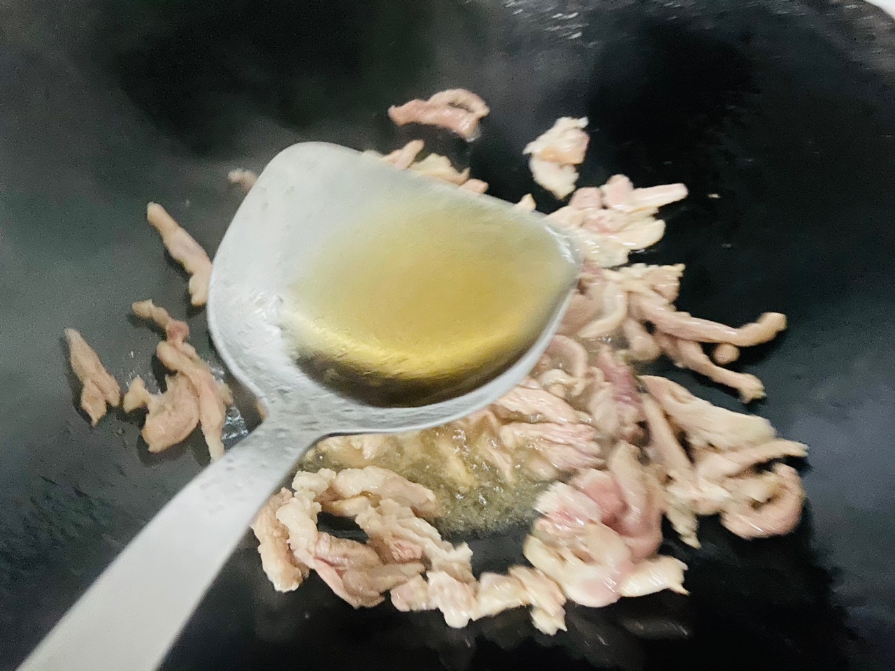 猪肉四季豆洋葱闷面