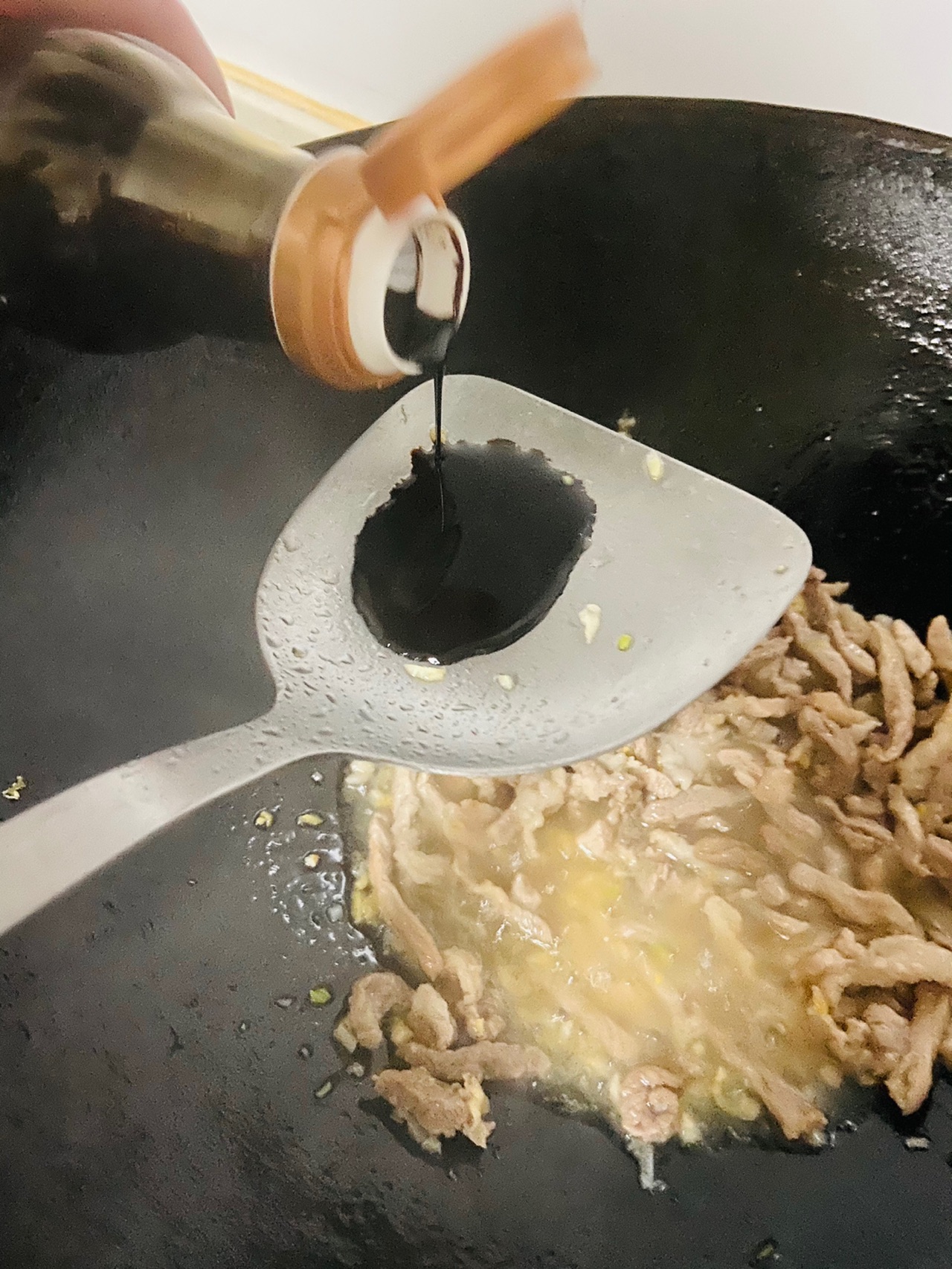 猪肉四季豆洋葱闷面