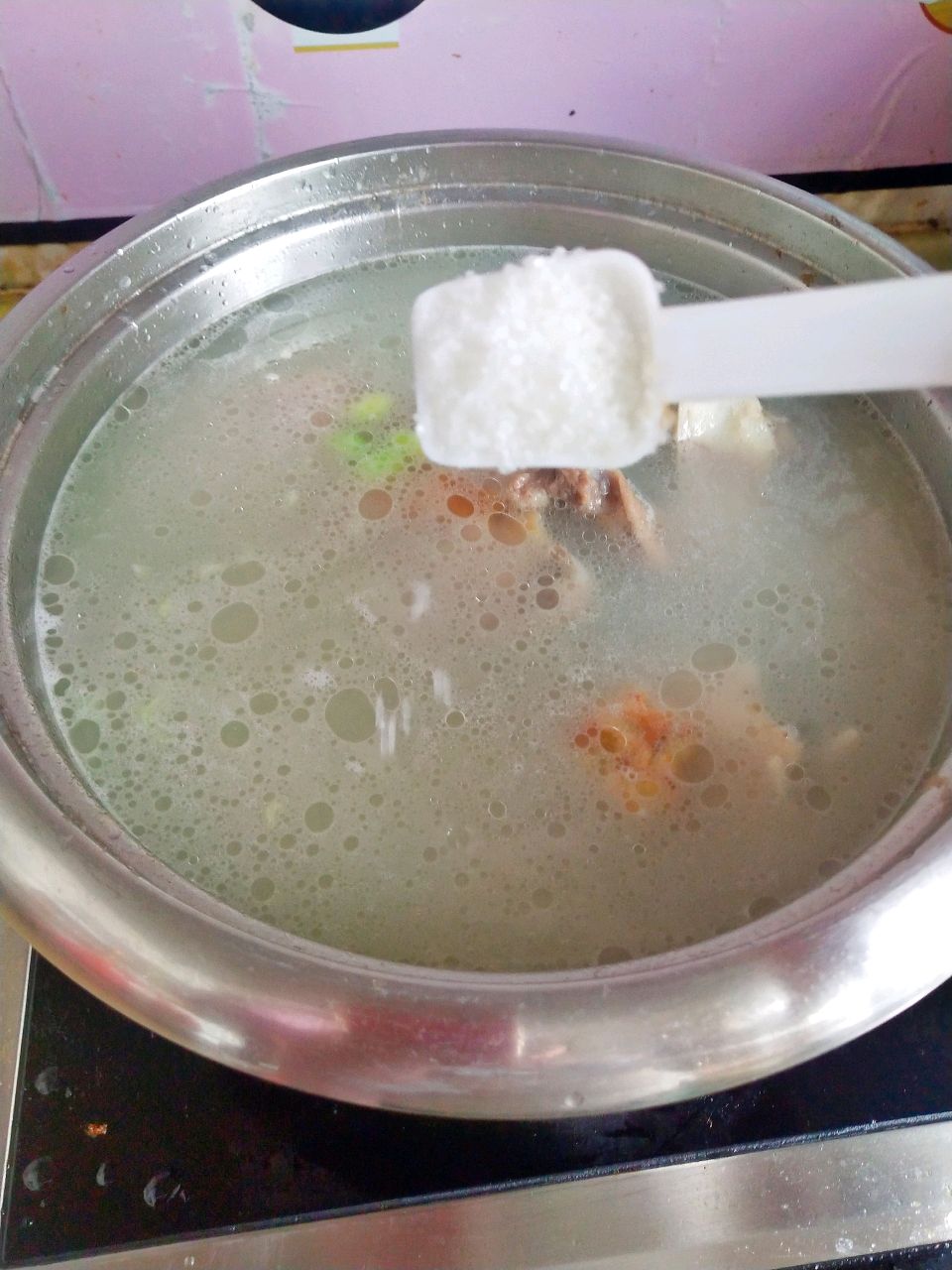 猪头骨炖鲜黄豆汤