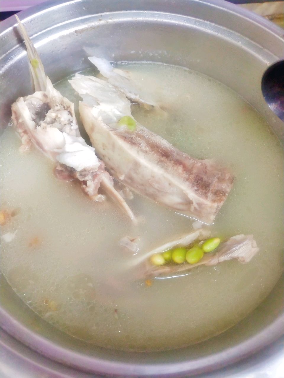 猪头骨炖鲜黄豆汤
