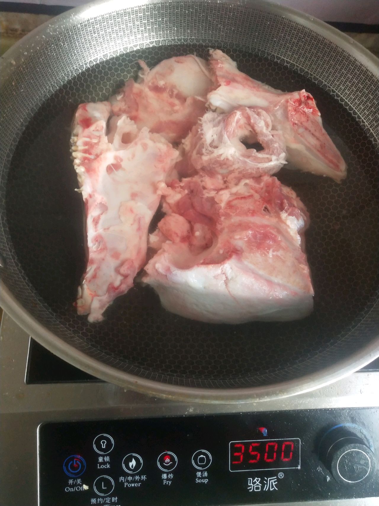 猪头骨炖鲜黄豆汤