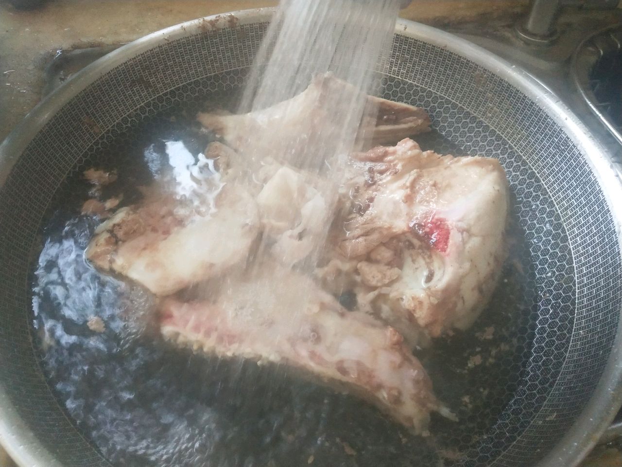 猪头骨炖鲜黄豆汤