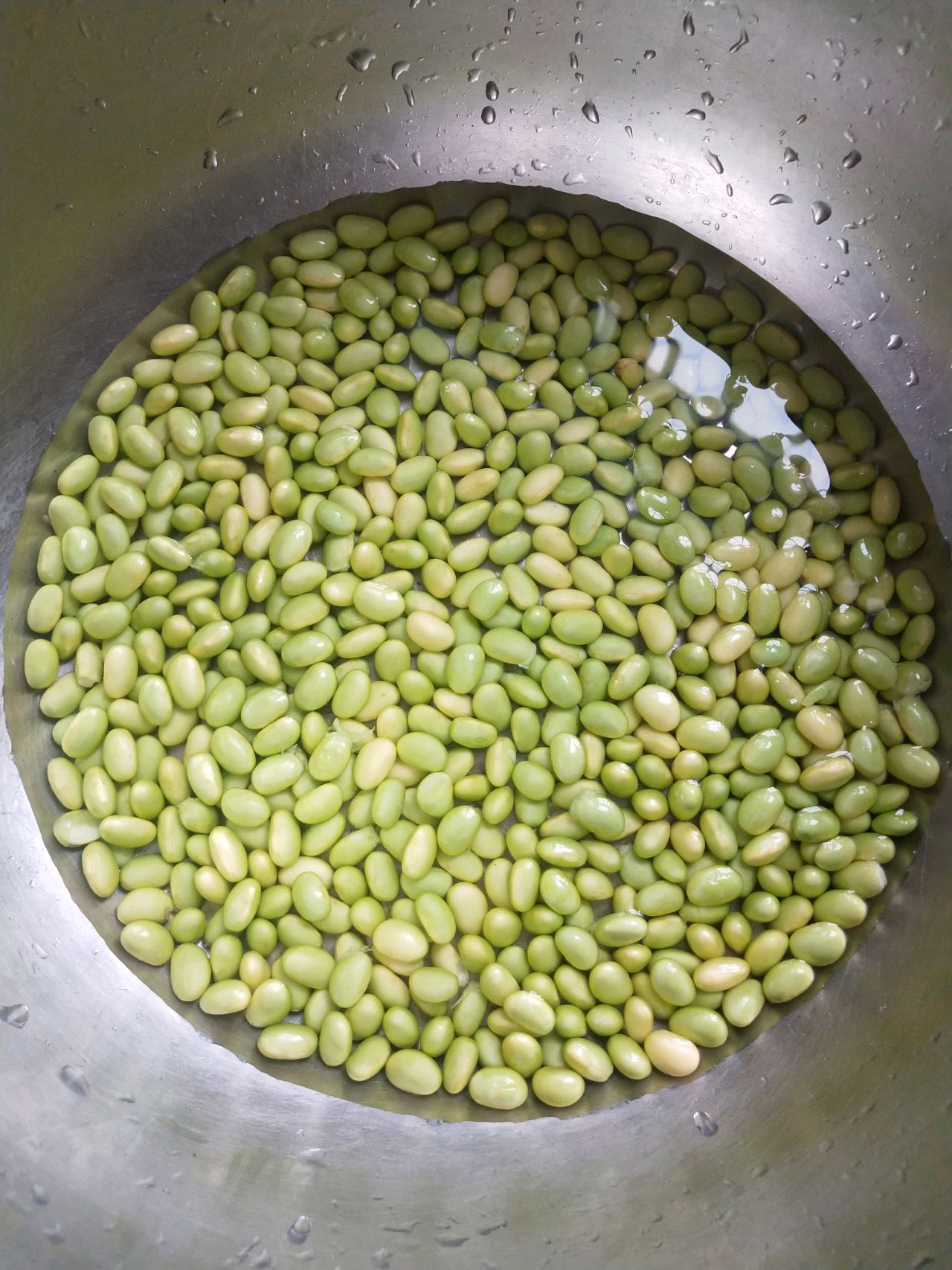 猪头骨炖鲜黄豆汤