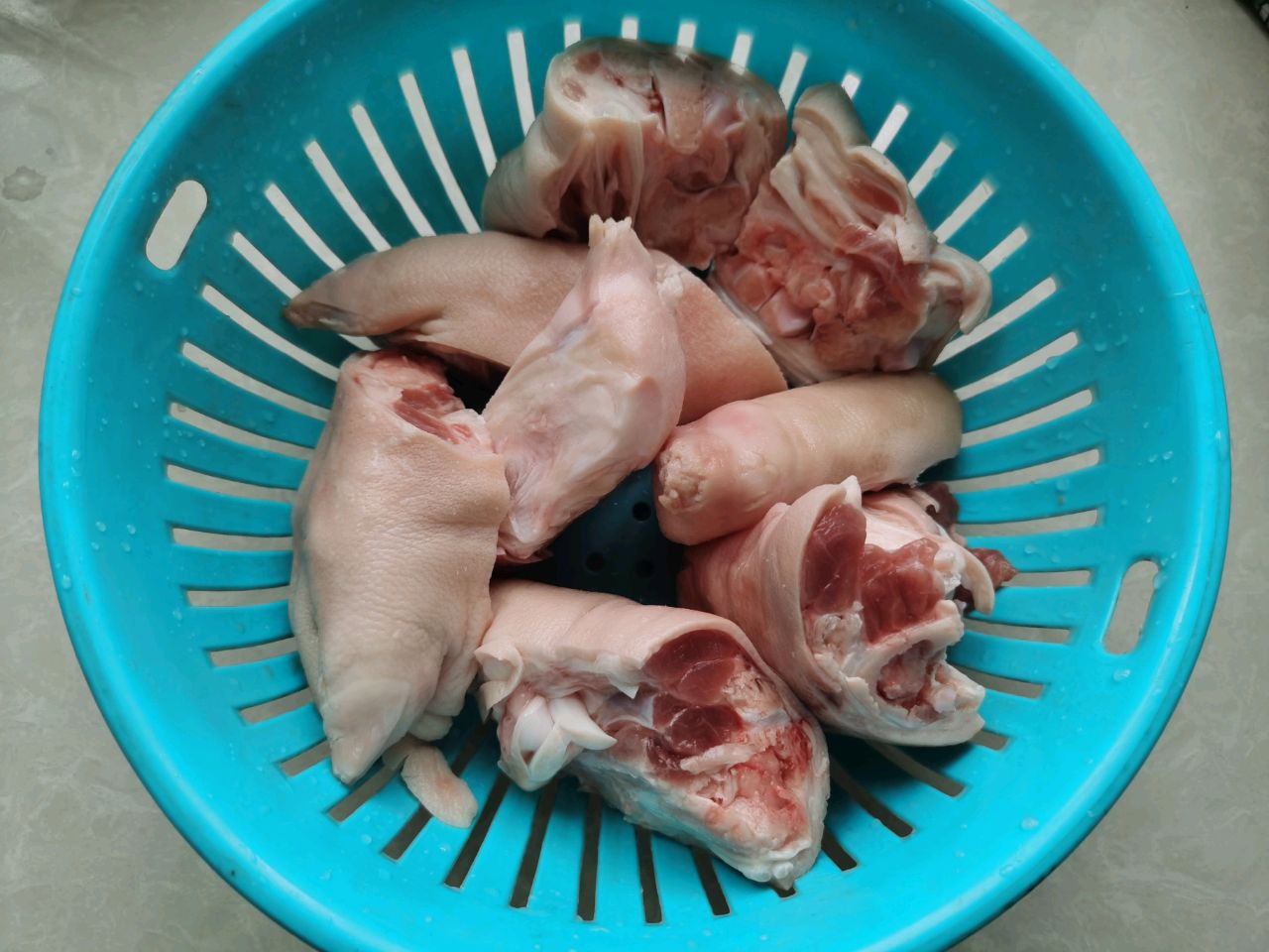 滋补暖身花生炖猪蹄