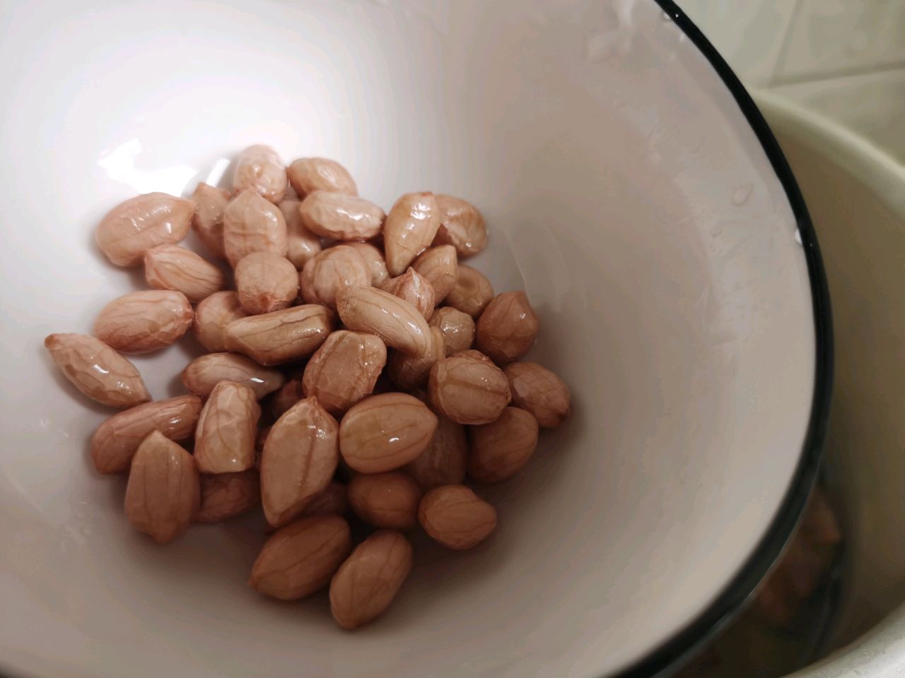 滋补暖身花生炖猪蹄