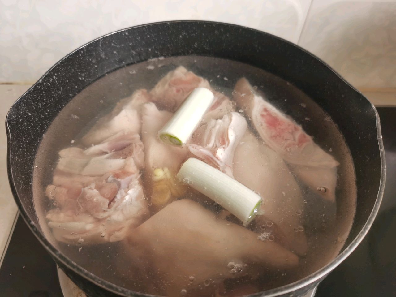 滋补暖身花生炖猪蹄
