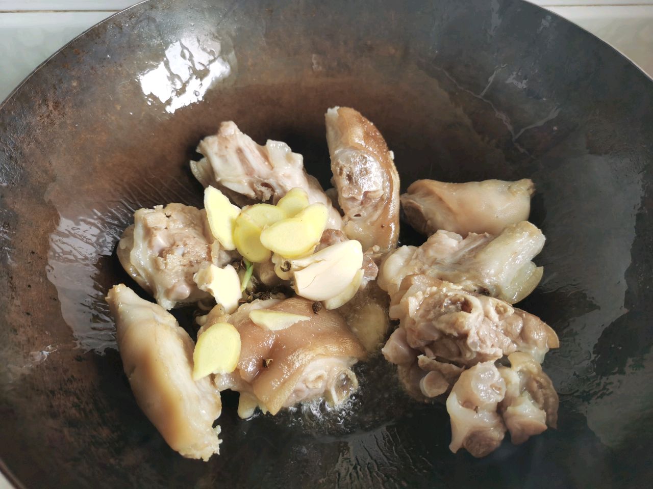滋补暖身花生炖猪蹄