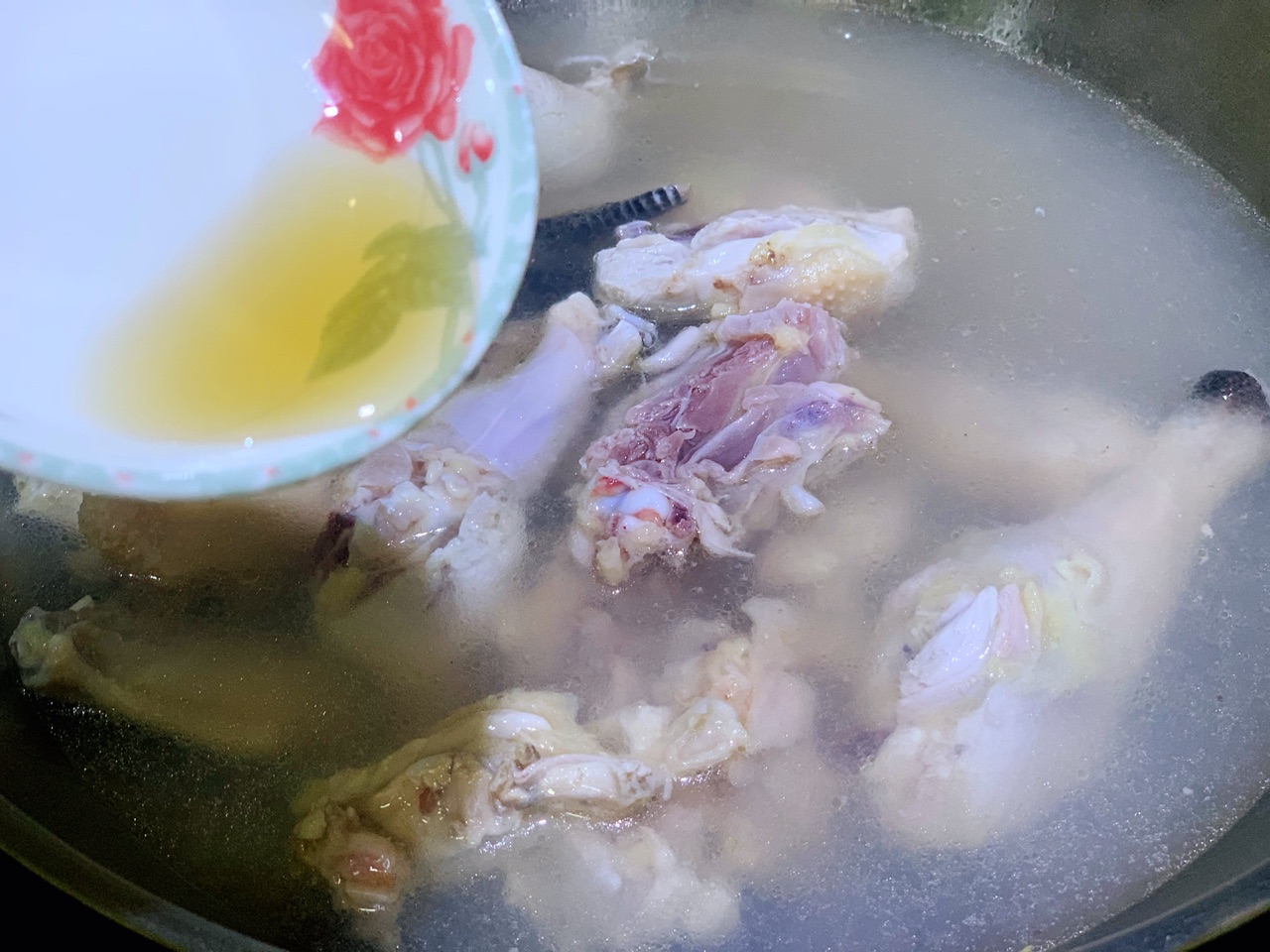 滋补羊肚菌鸡汤