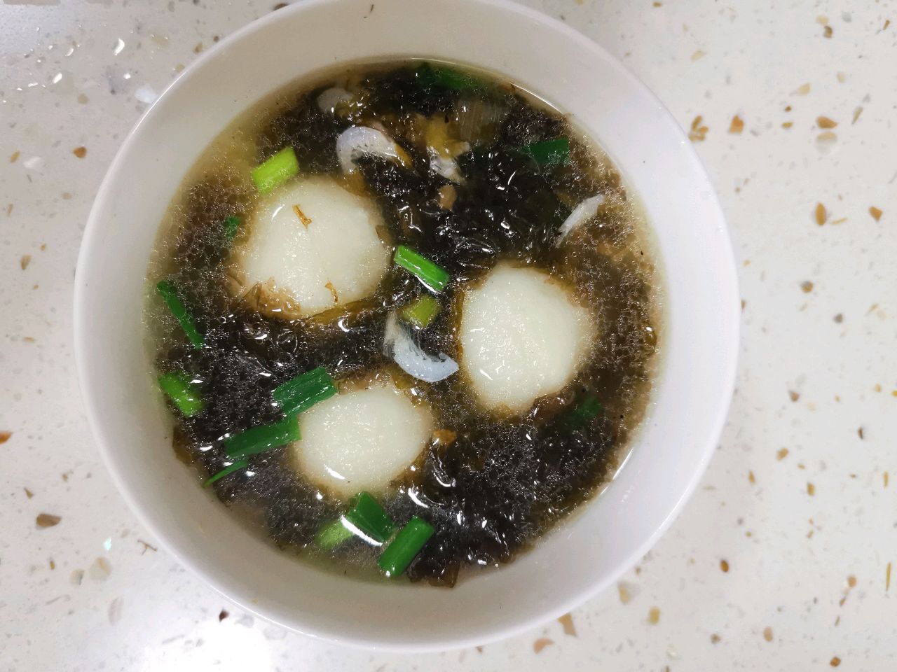 紫菜鱼丸虾皮汤
