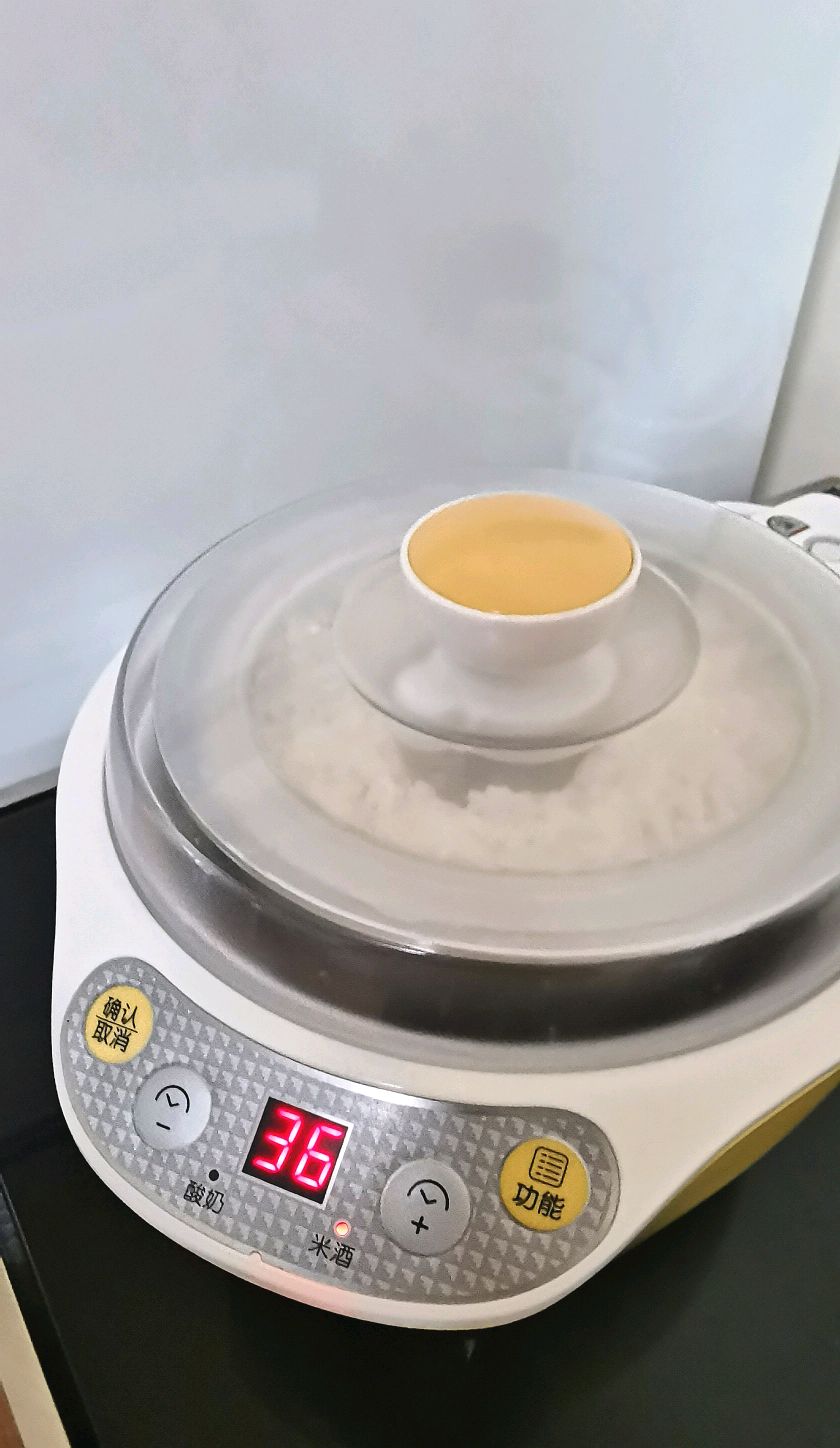 自制米酒（也称之为醪糟或甜酒）