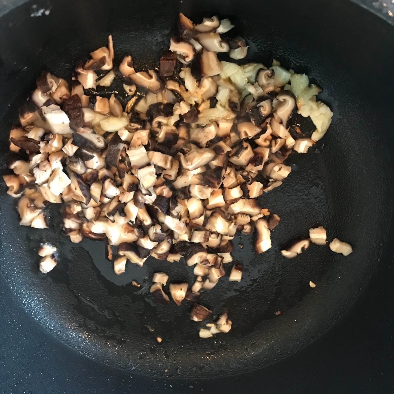 自制皮薄馅大的糯米烧卖
