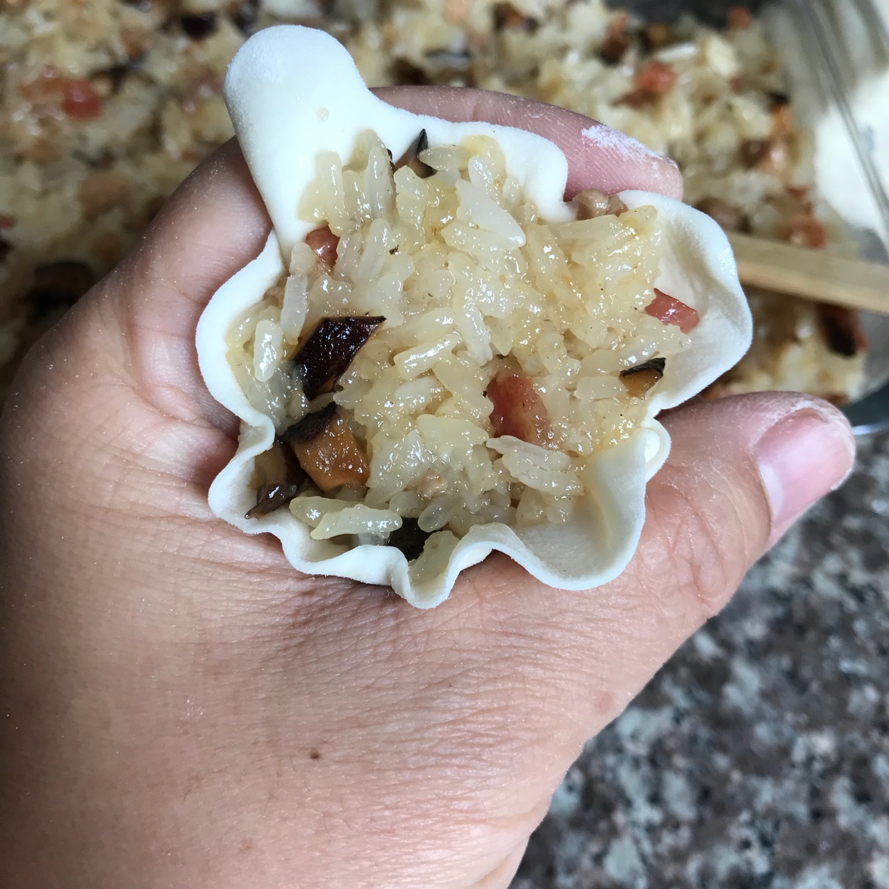 自制皮薄馅大的糯米烧卖