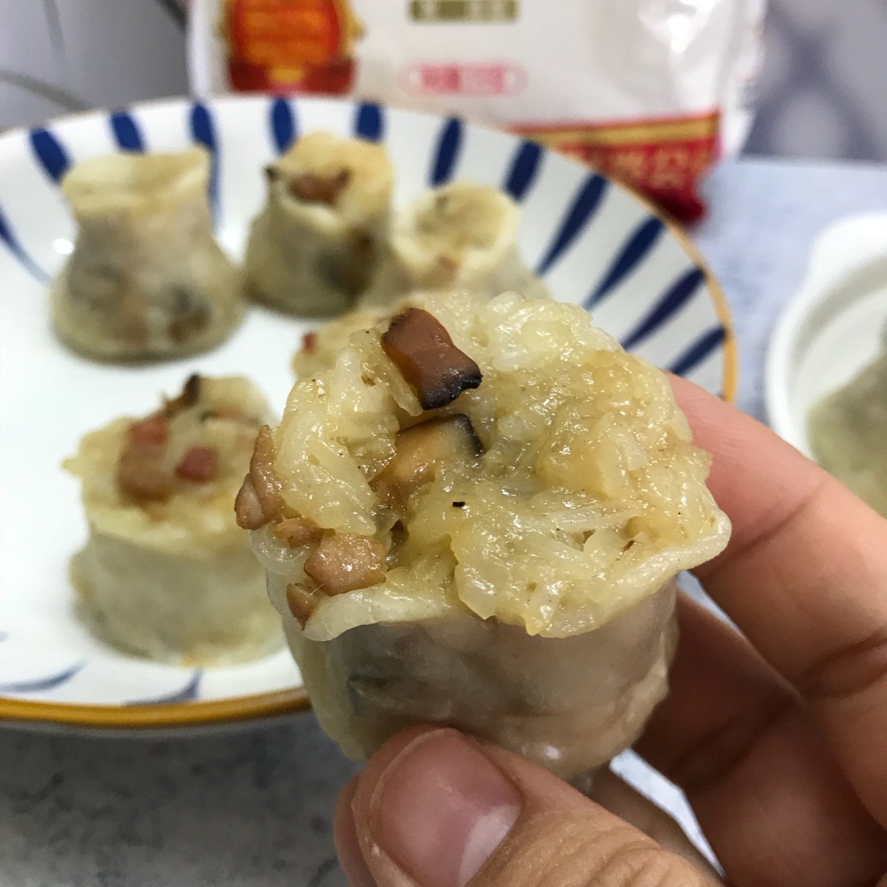 自制皮薄馅大的糯米烧卖