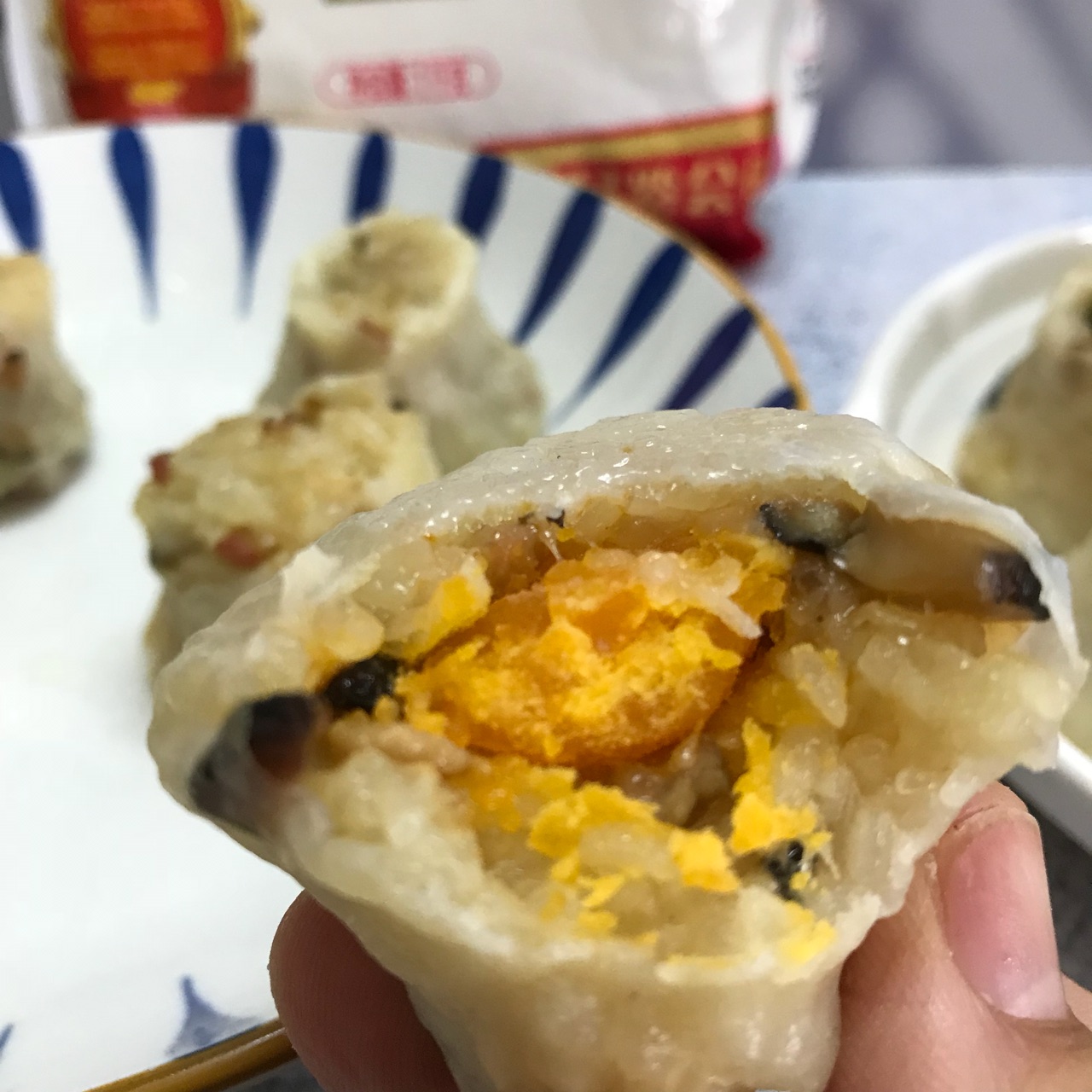 自制皮薄馅大的糯米烧卖