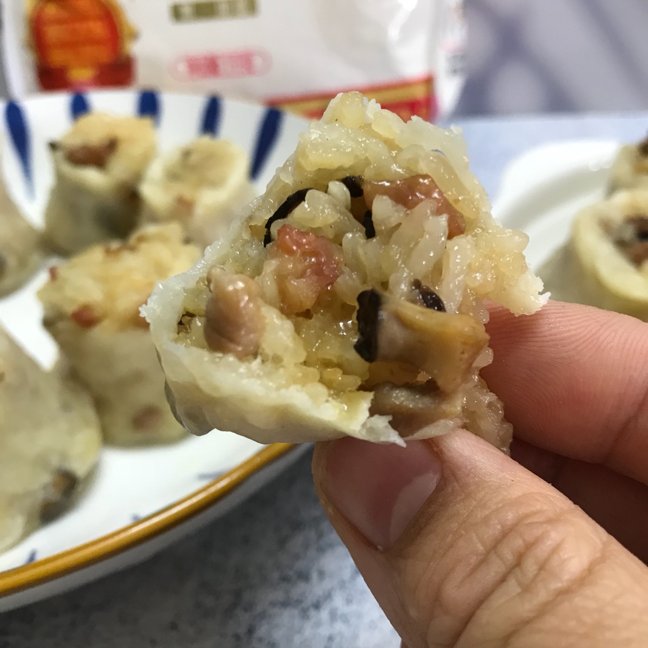自制皮薄馅大的糯米烧卖