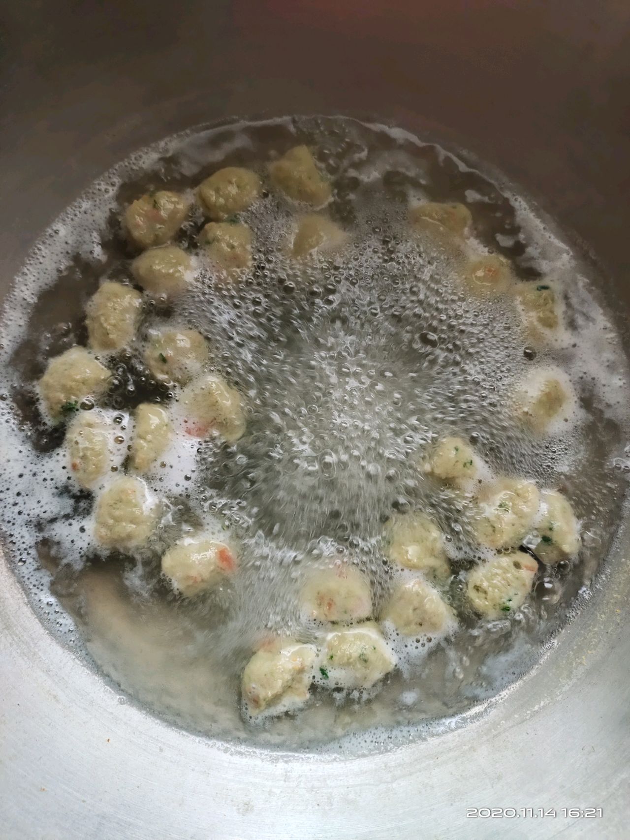 自制水煮鸡肉丸子