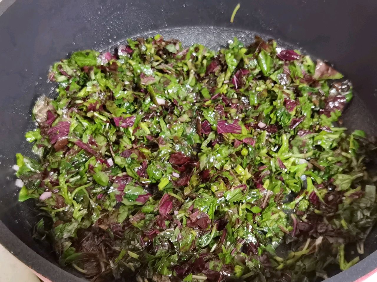 做法简单，颜值超高的【苋菜炒饭】