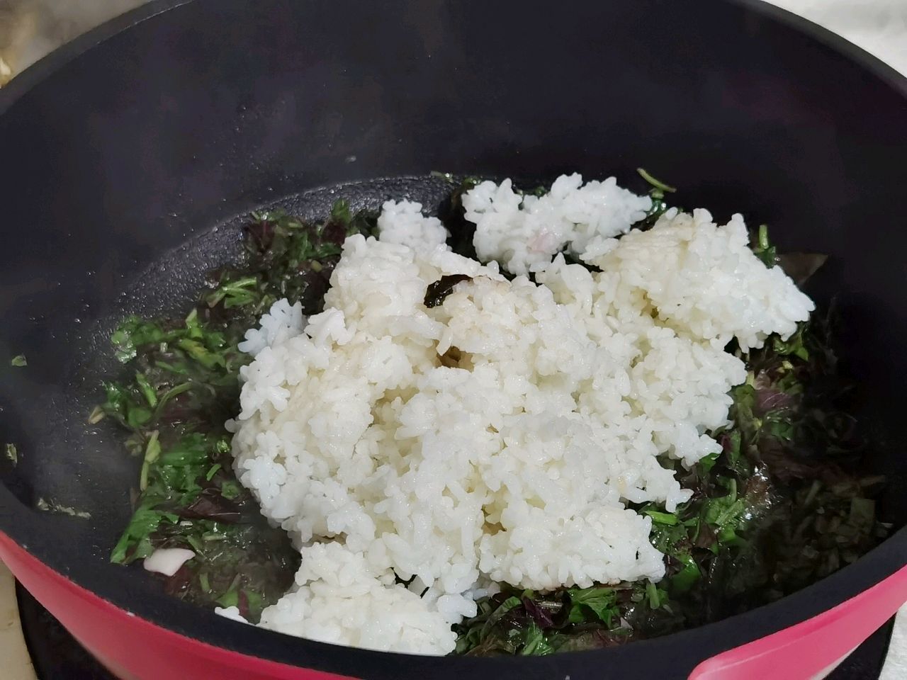 做法简单，颜值超高的【苋菜炒饭】